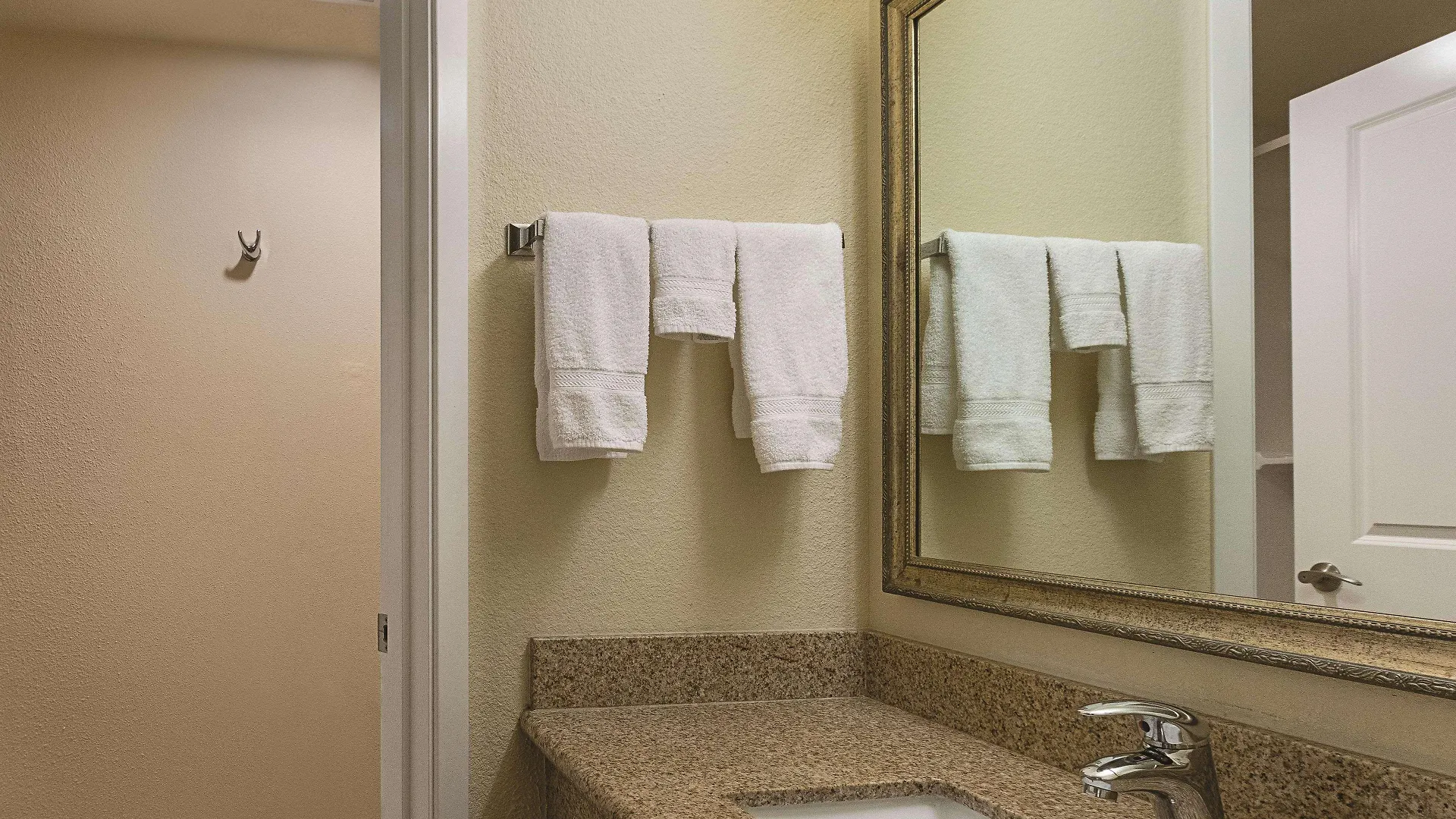 La Quinta By Wyndham Portland Nw Hotel
